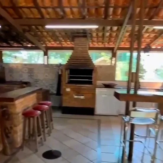 Bar da área de festa com forno a lenha