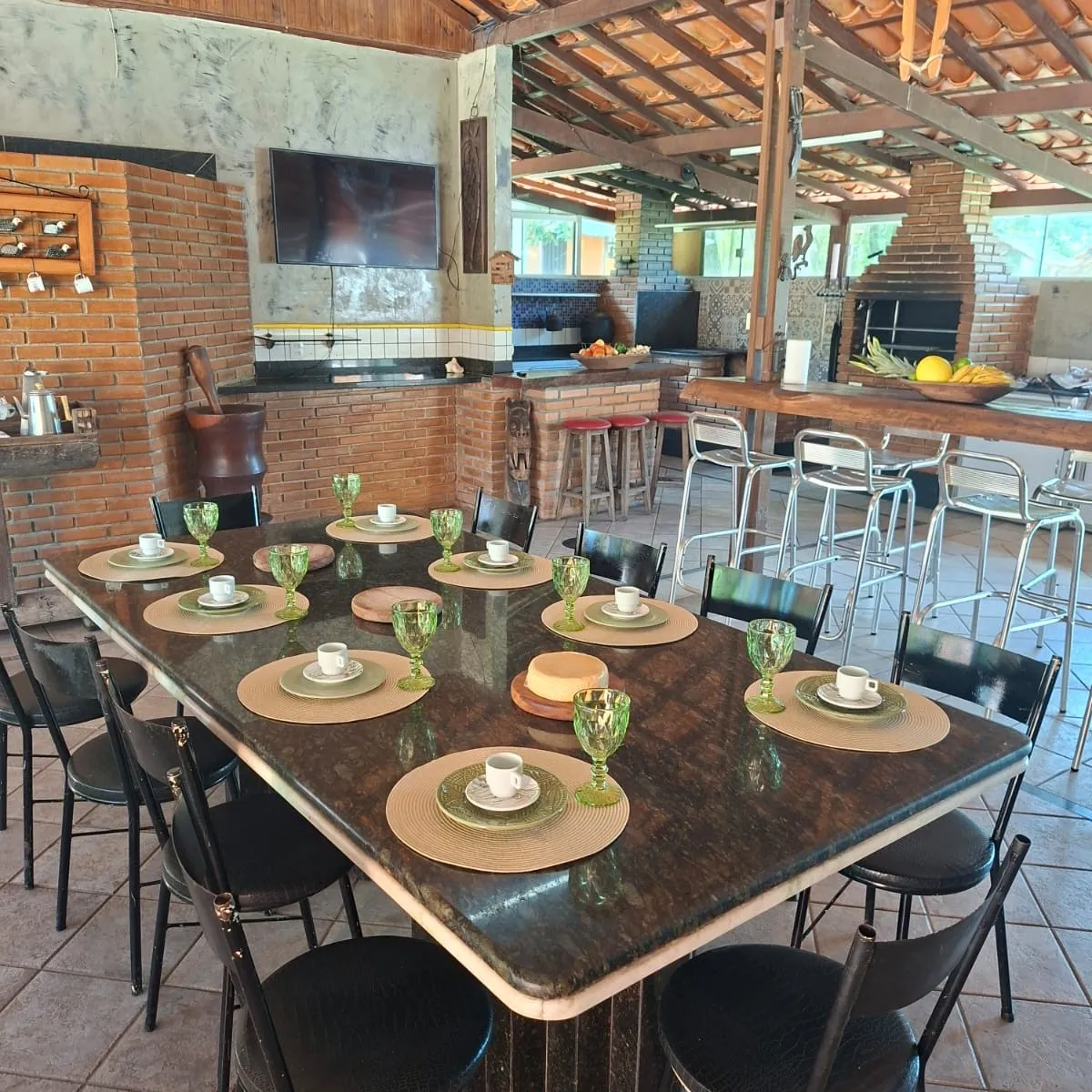Mesa posta com taças, na área de festa