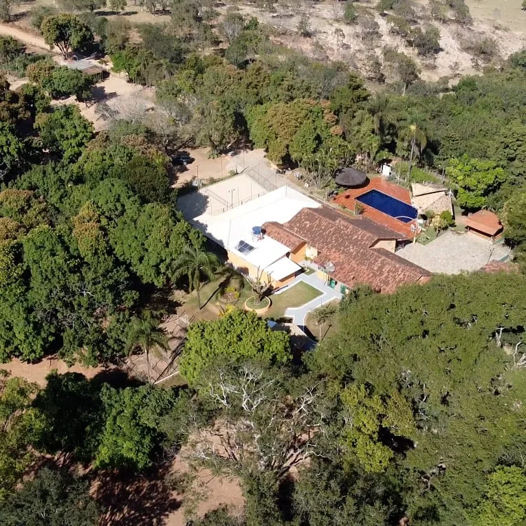 Vista aérea do sítio cercado por mata densa