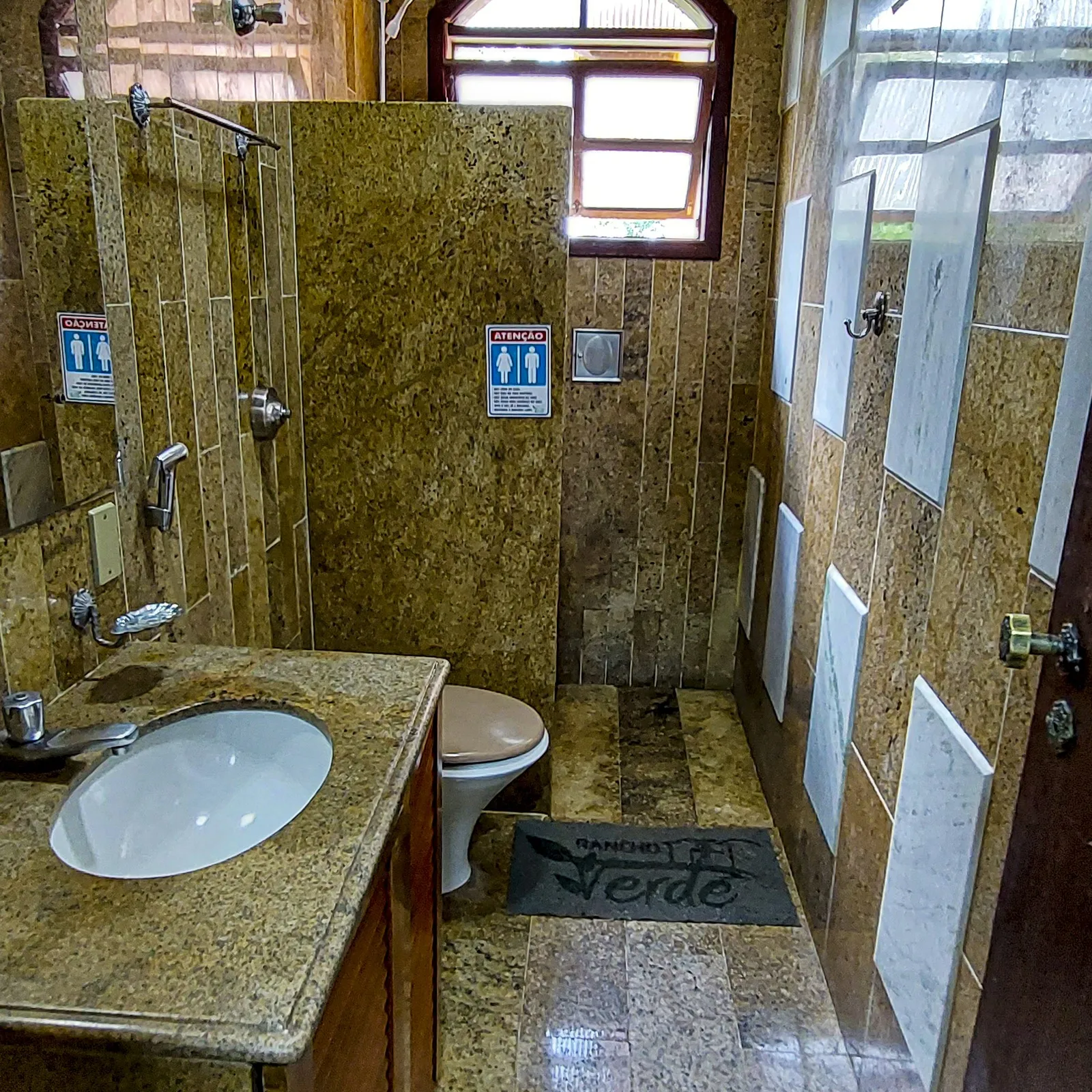 Banheiro de suíte com bancada de granito
