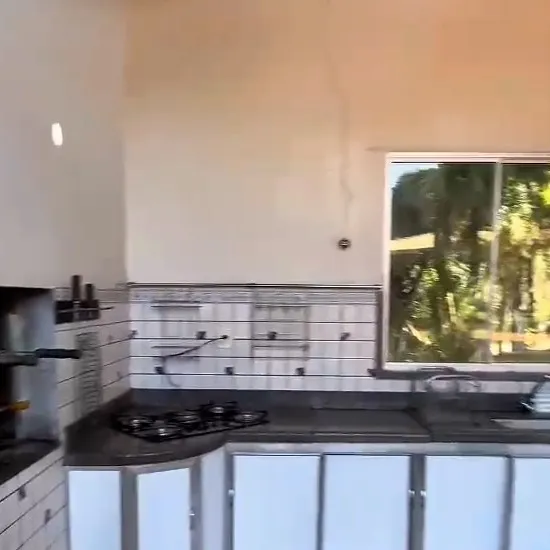 Cozinha do bar molhado, com fogão e forno a lenha