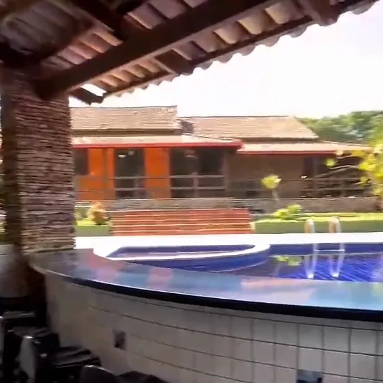 Vista do bar molhado para a piscina e as casas
