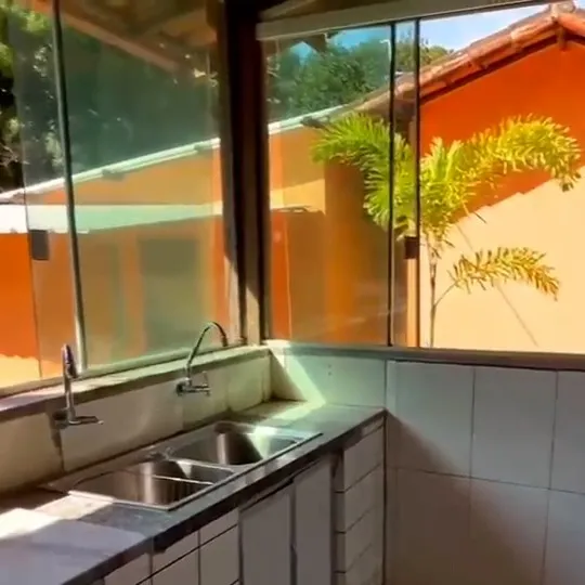 Cozinha para buffet, com pia dupla e vista para o jardim