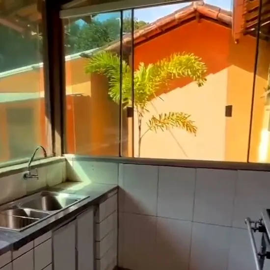 Cozinha para buffet, com vista para a fachada do sítio