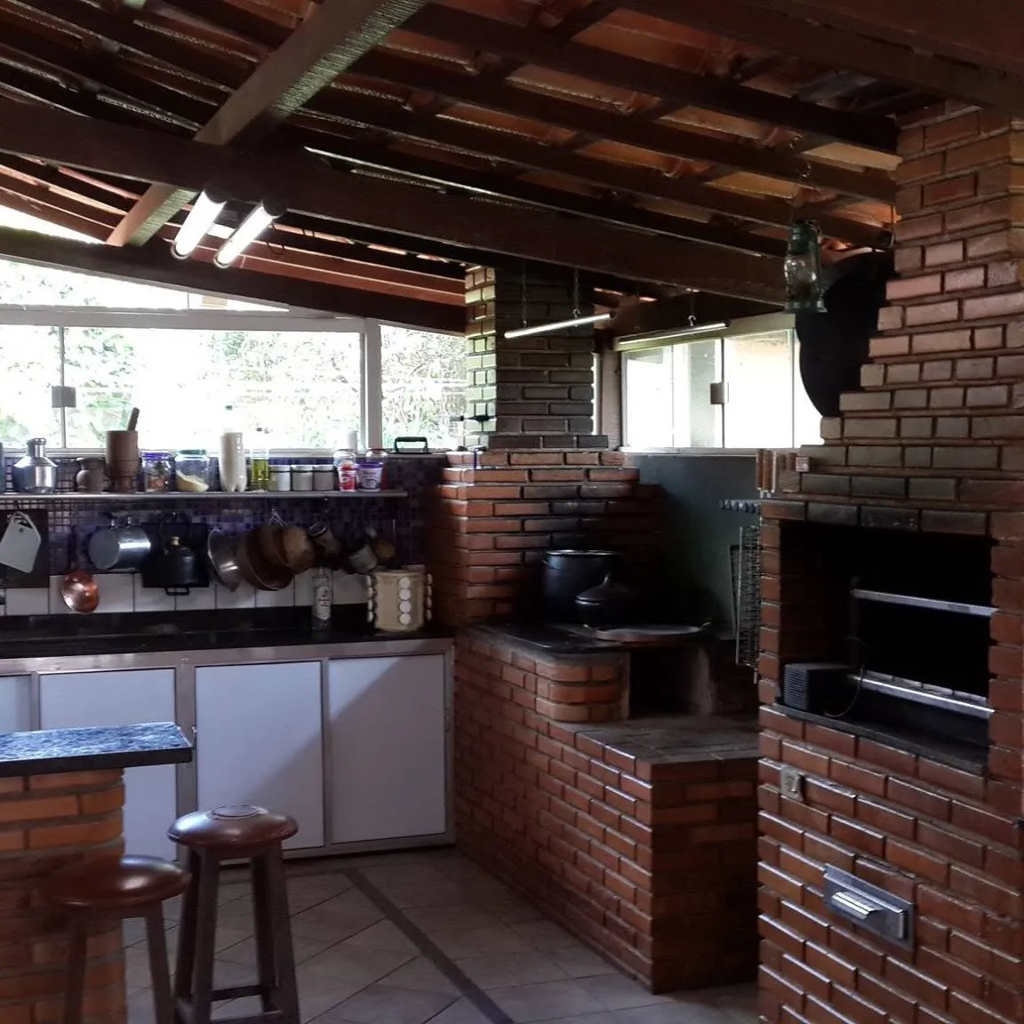 Cozinha gourmet caipira com forno a lenha