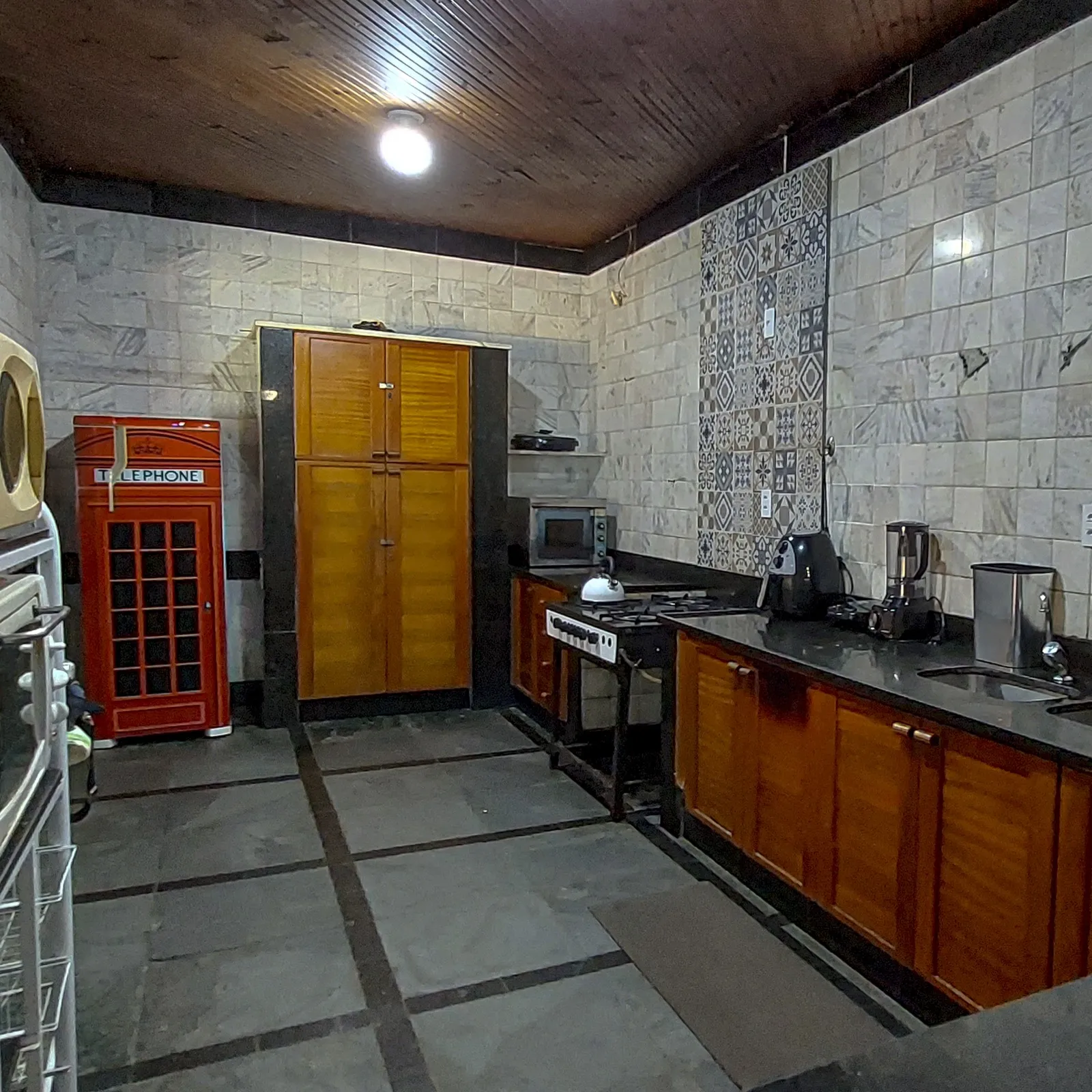 Cozinha interna equipada, com fogão e geladeira