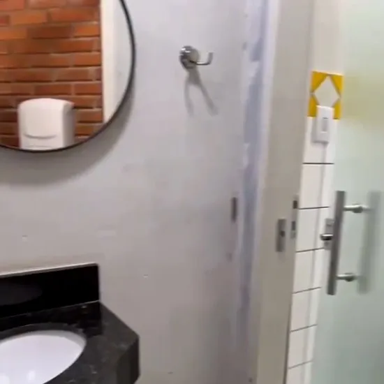 Lavabo da área externa, perto do bar molhado