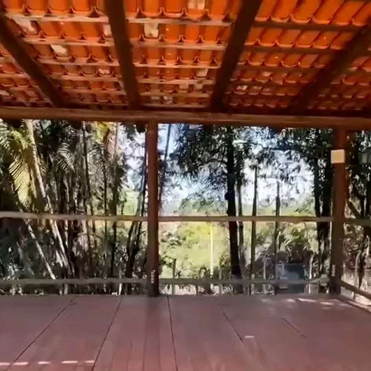 Palco coberto para eventos, de frente para a área verde