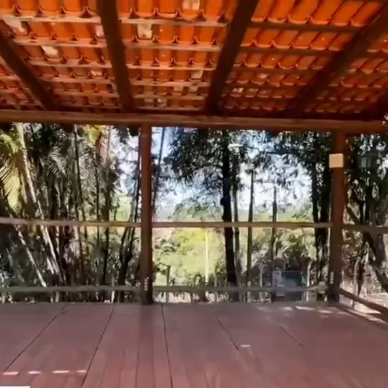 Palco para eventos, com vista para a mata
