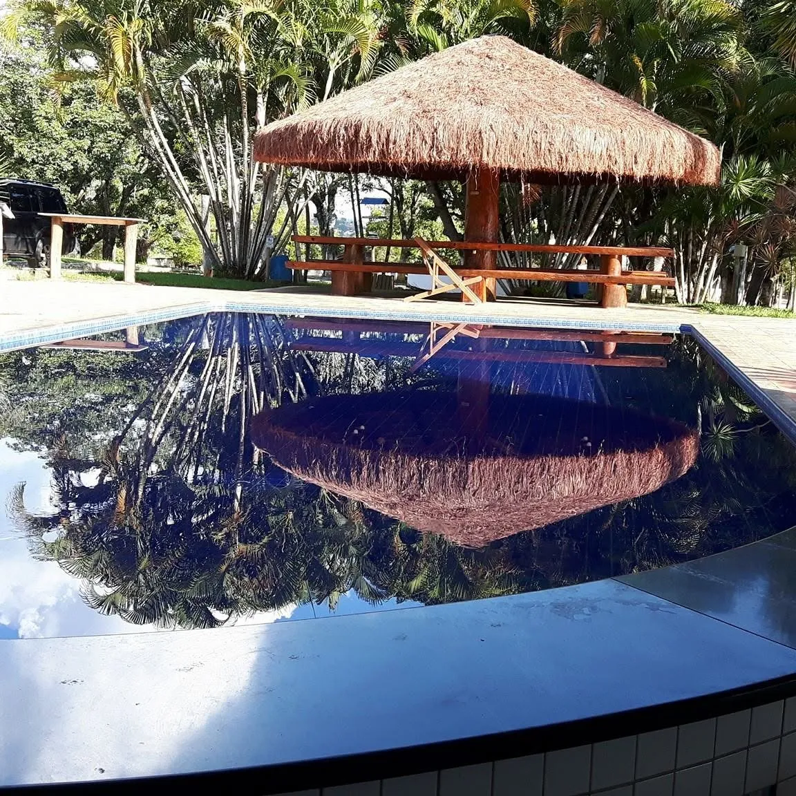 Quiosque refletido na água da piscina