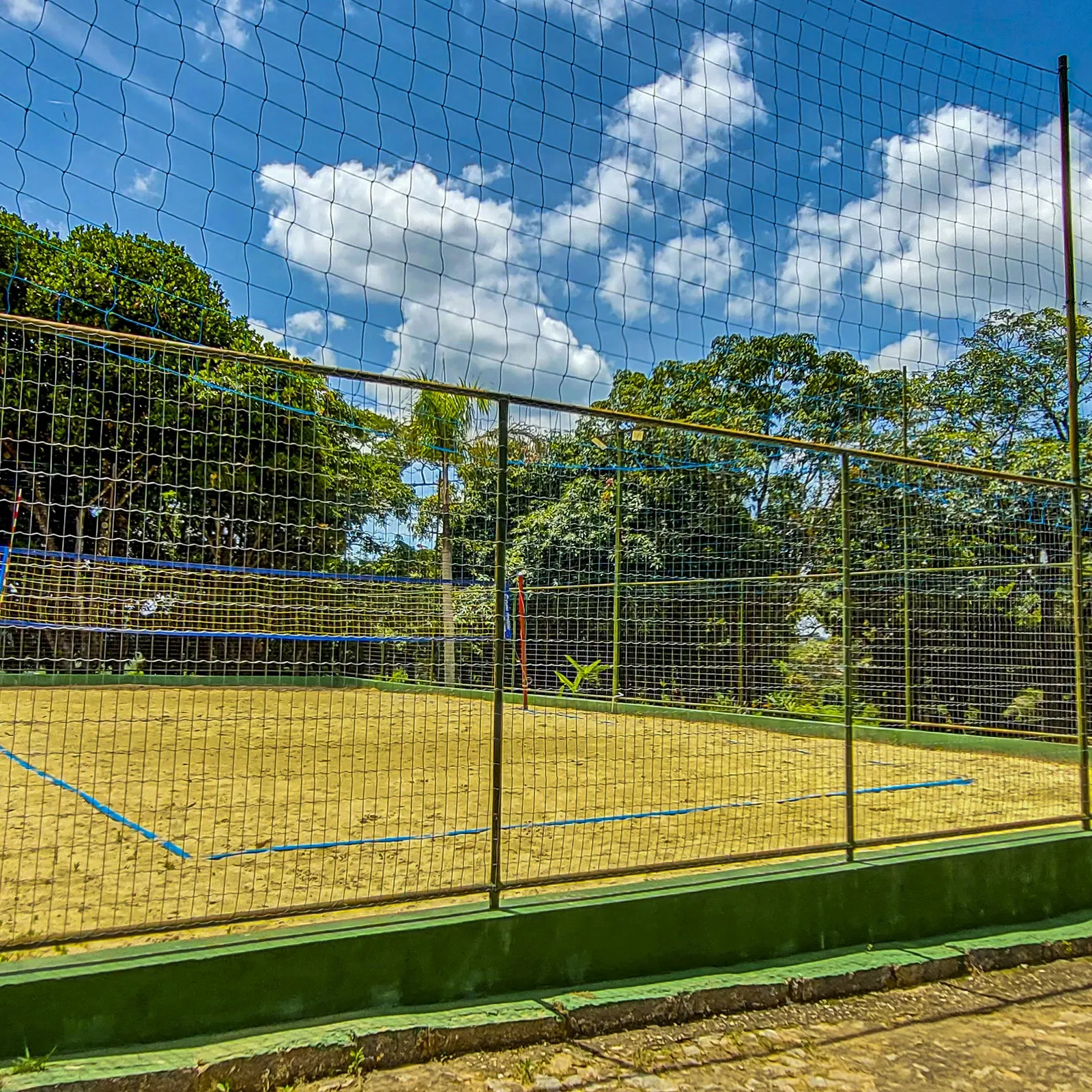 Quadra de areia com rede