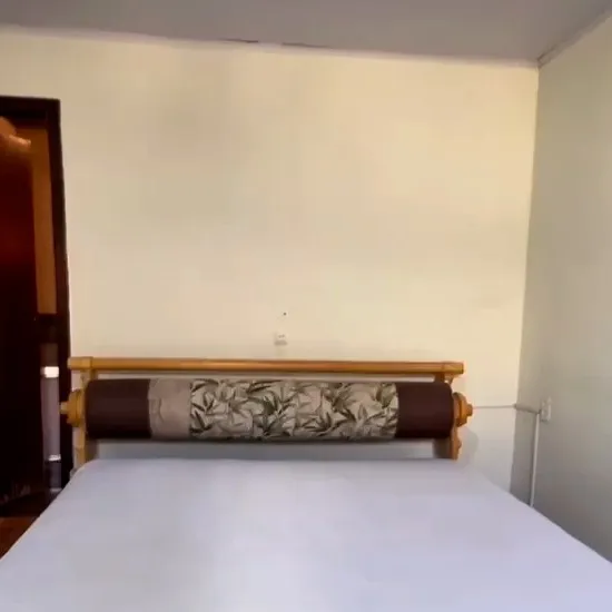 Quarto de casal com cabeceira estampada