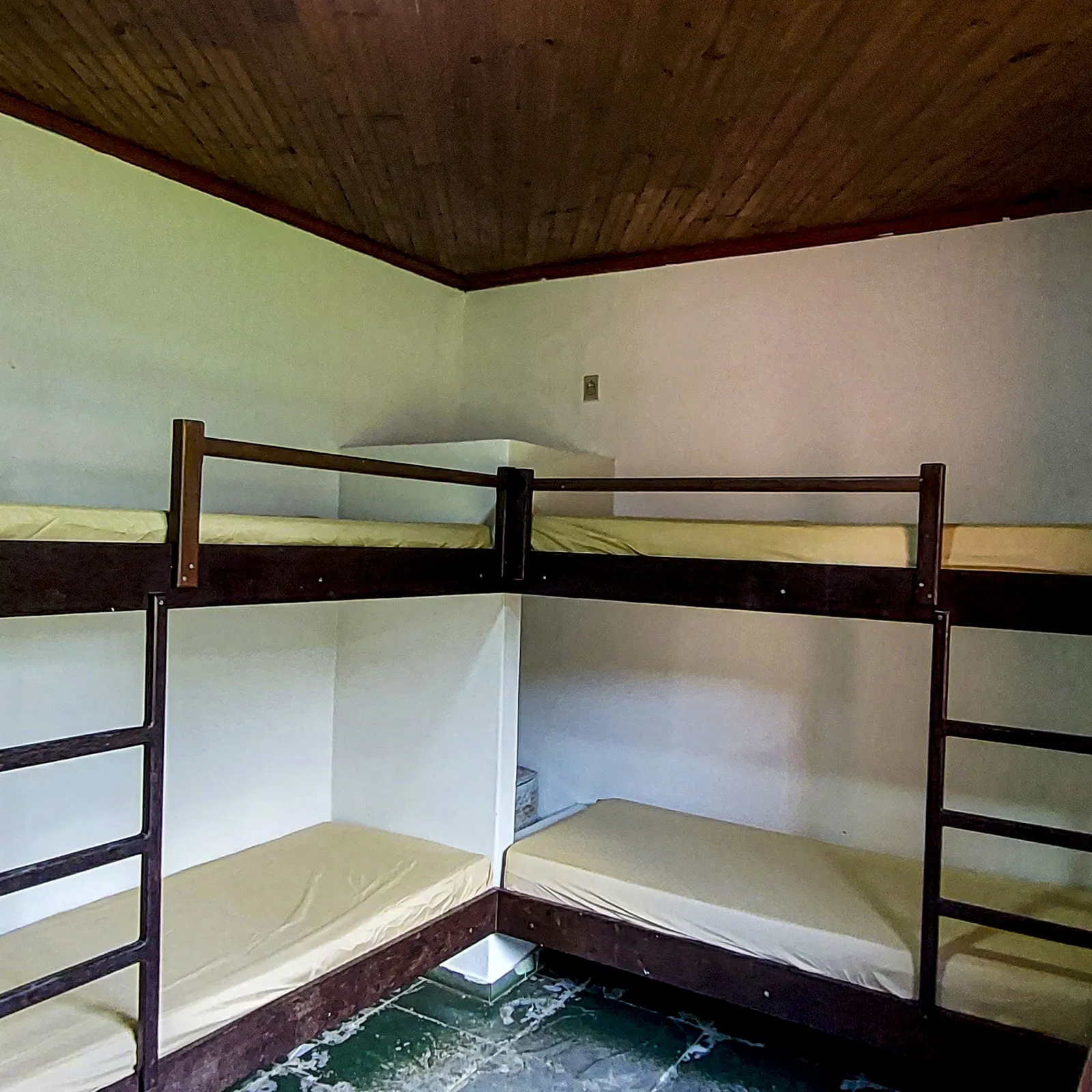 Quarto de solteiro com beliches