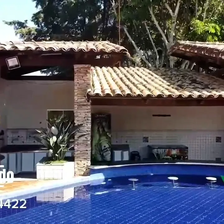 Quiosque de telhas coloniais à beira da piscina