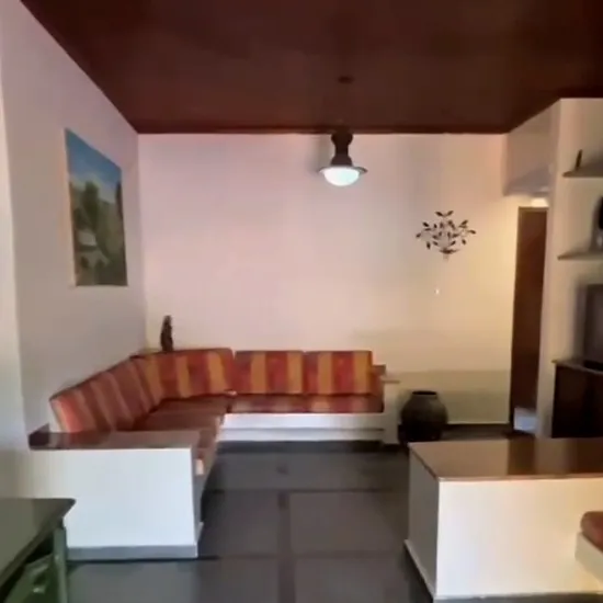 Sala de estar com sofá de tecido estampado