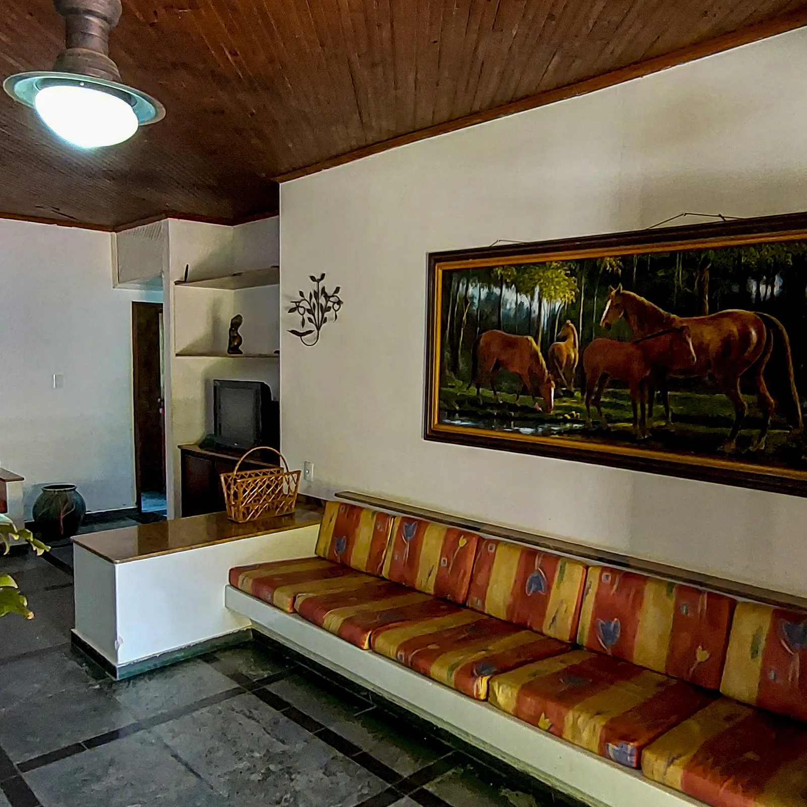 Sala de estar com sofá comprido