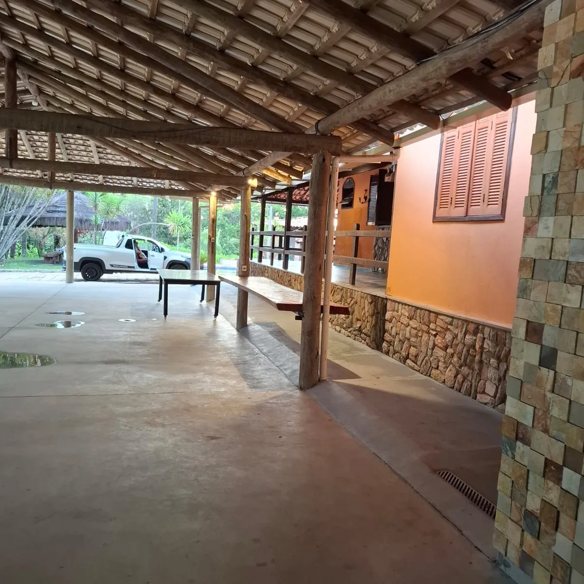 Área coberta do salão de festas, com bancadas e mesas