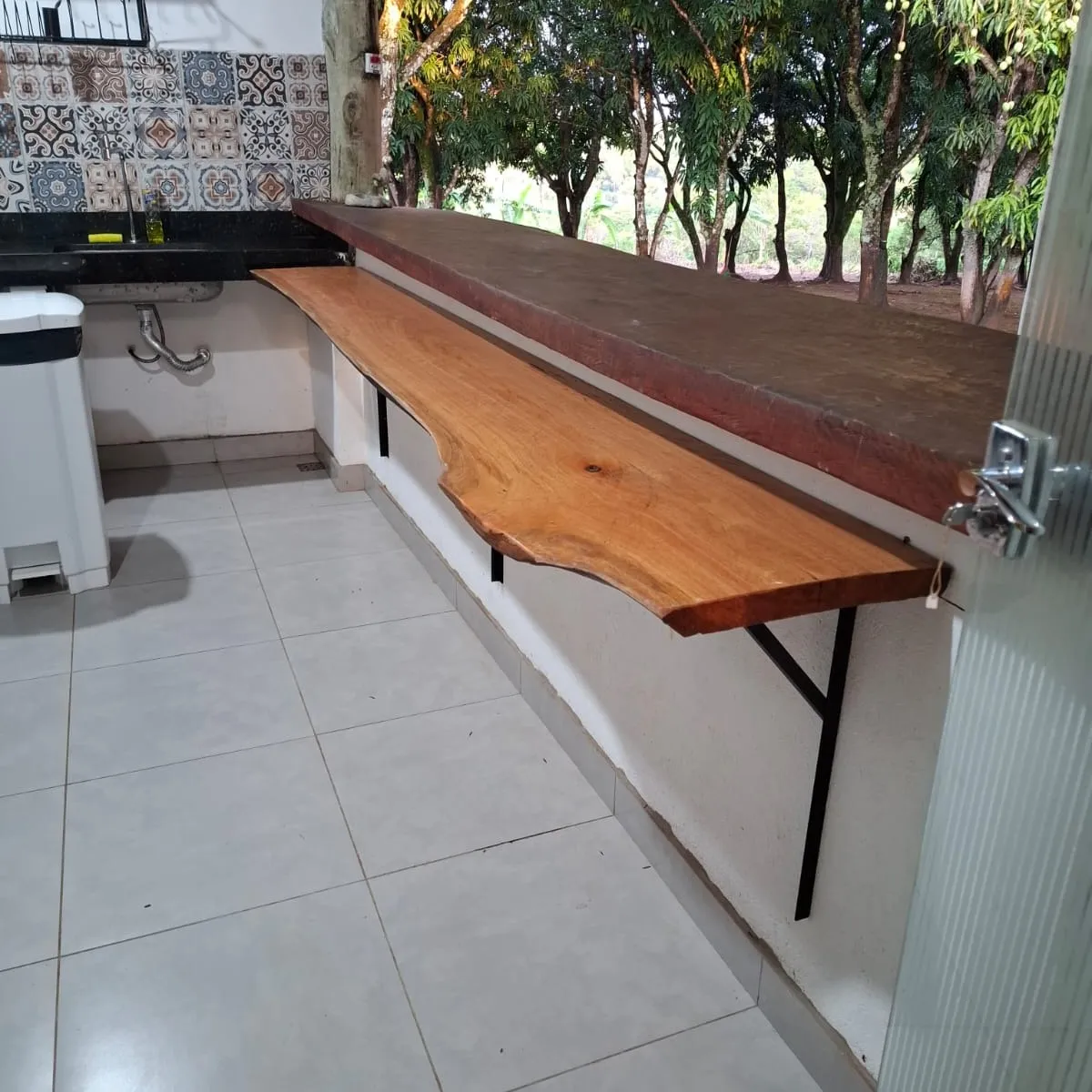 Bancada de apoio com pia no salão de festas
