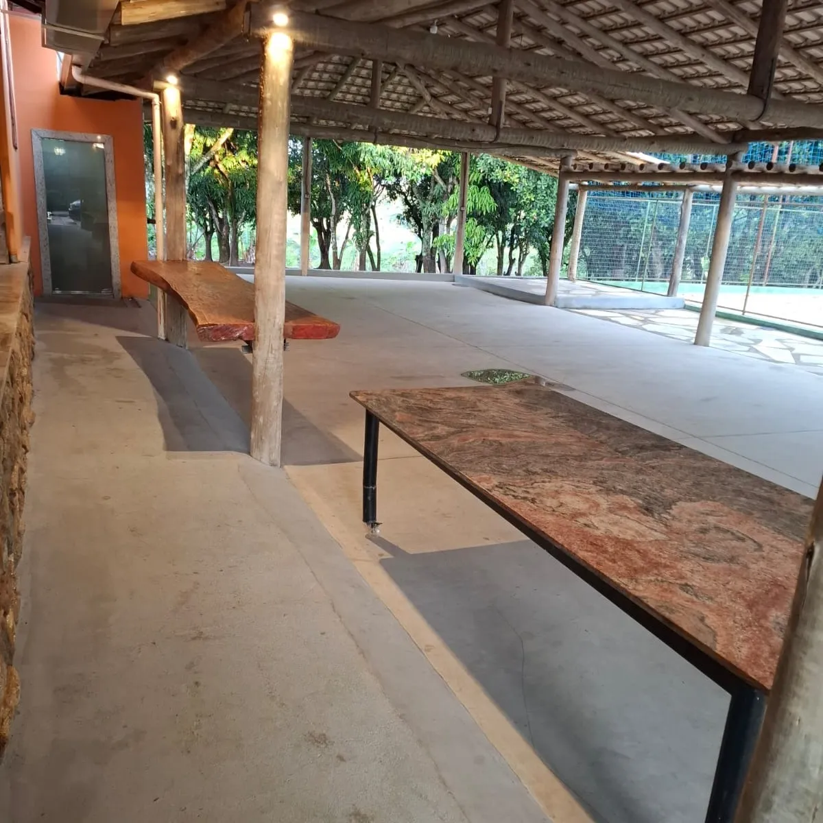 Mesas montadas no salão de festas