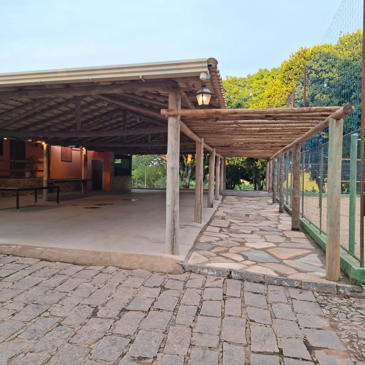 Vista do salão de festas com calçada de pedra