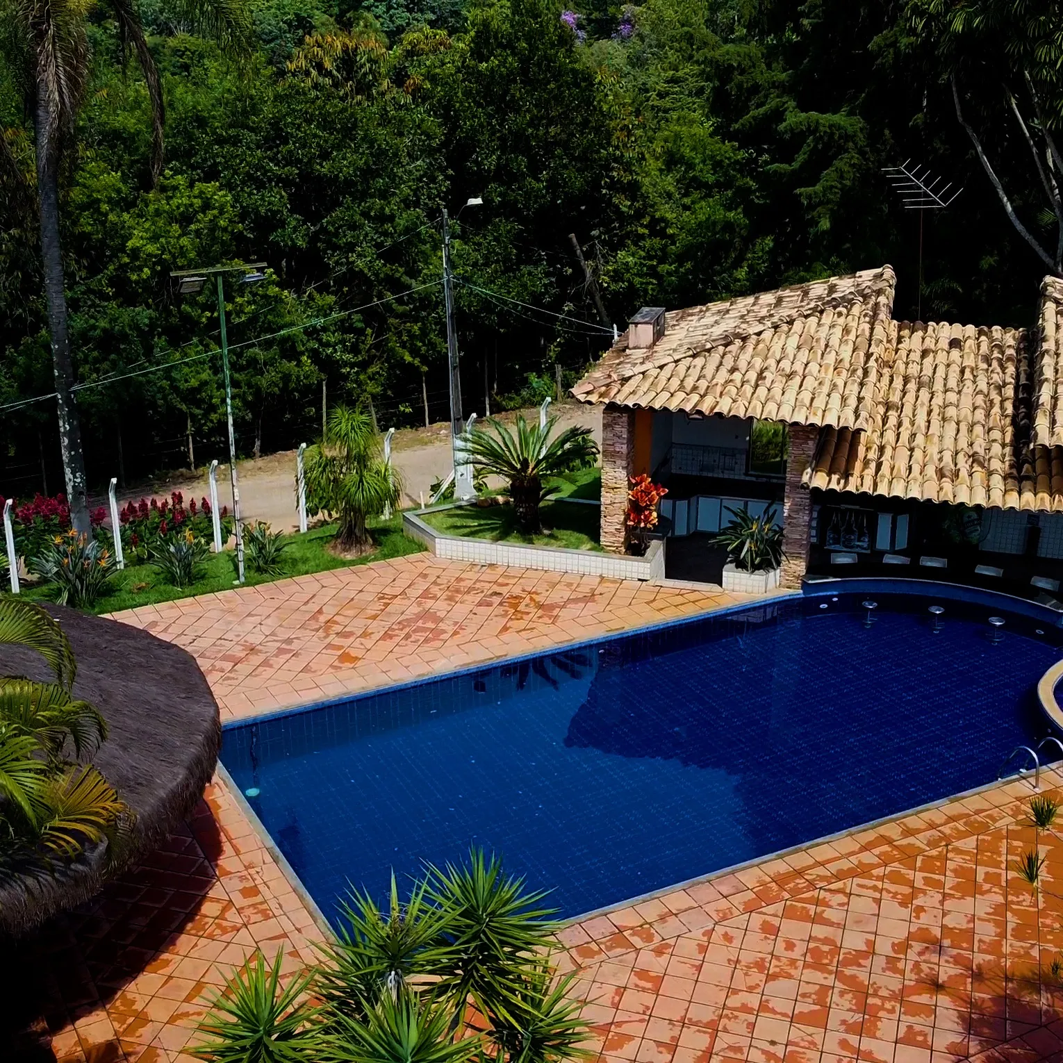 A piscina e o quiosque vistos de cima